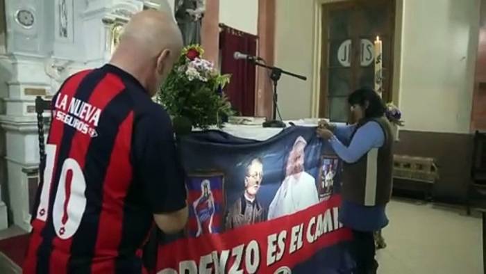 News video: San-Lorenzo-Fans ehren Papst Franziskus mit Gedenkmesse in Buenos Aires