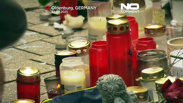 News video: Blumen markieren den Tatort der Schießerei in Oldenburg, während die Forderungen nach Gerechtigkeit zunehmen