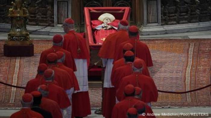 News video: Nach Franziskus: Wohin steuert die katholische Kirche?