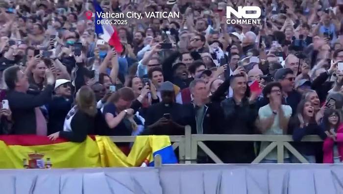 News video: Die Menge jubelt, als weißer Rauch den neuen Papst im Vatikan ankündigt