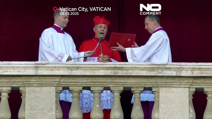 News video: Papst Leo XIV., erster US-Papst, spricht zur Menge auf dem Petersplatz