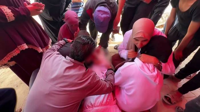 News video: Familien trauern im Krankenhaus nach tödlicher Explosion in Gaza