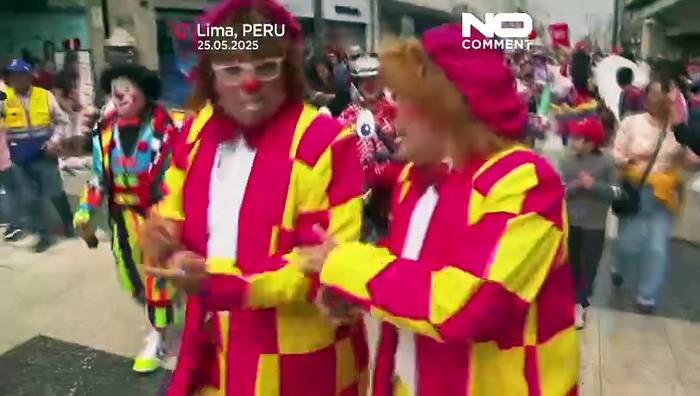 Video: Rote Nasen und große Schuhe füllen Limas Straßen zum Tag des Clowns