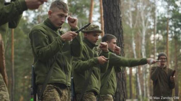 Video: Jung und kampfbereit – Ukraine lockt junge Soldaten mit Boni