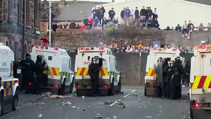 Video: Häuser und Fahrzeuge in Ballymena bei anti-migrantischen Unruhen angezündet