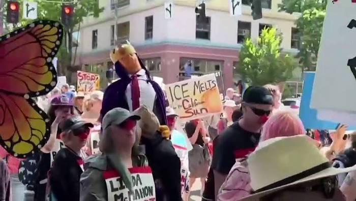 Video: Polizei setzt Blitzgranaten und Tränengas bei 'No Kings'-Protest in LA ein
