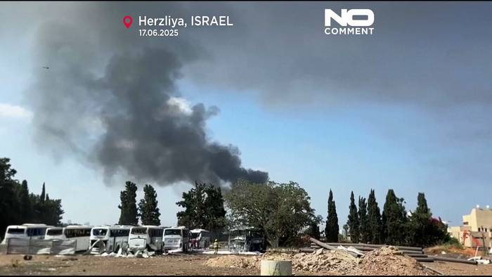News video: Schauen: Krater in Zentral-Israel nach nächtlichem iranischen Angriff entdeckt