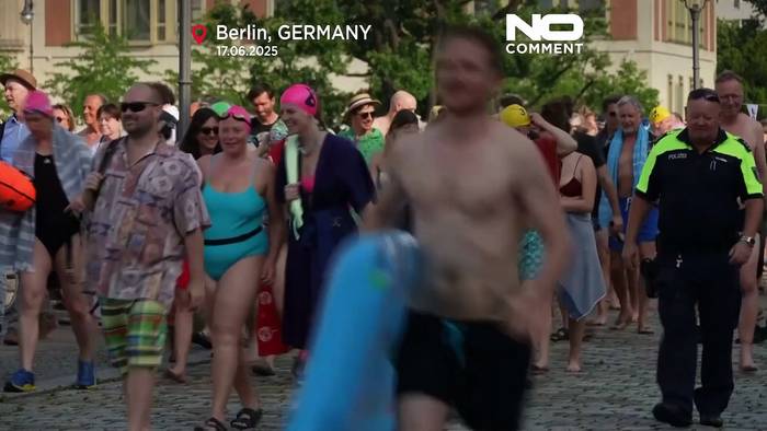 News video: Schwimmen in Berlin: Massenaktion fordert Ende des Spree-Schwimmverbots