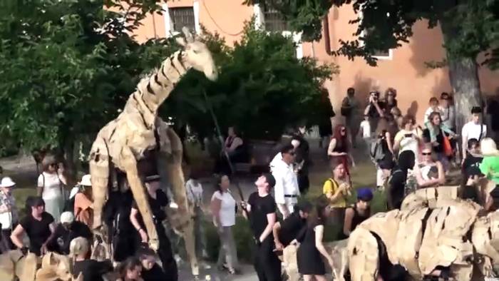 News video: Lebensgroße Puppen ziehen über Kontinente für Klimaschutz