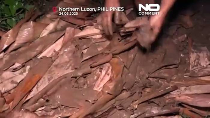 News video: Mehr als 2.000 Menschen beten beim Schlammritual auf den Philippinen für den Weltfrieden