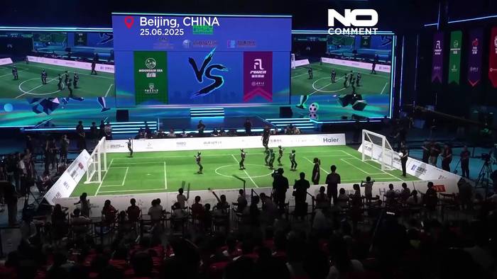 News video: Schaut zu: Humanoide Roboter stolpern durch KI-gesteuertes Fußballspiel in Peking