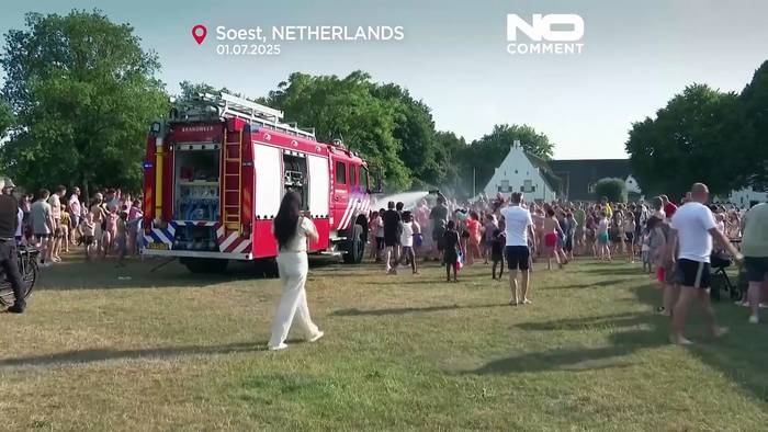 Video: Niederländische Stadt kühlt sich mit Feuerwehr-Wasserschlacht ab
