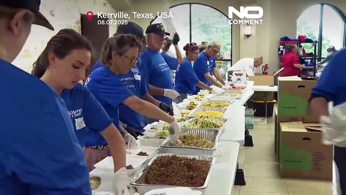 Video: Freiwillige Teams bereiten Mahlzeiten zu, während die Fluthilfe in Texas weitergeht