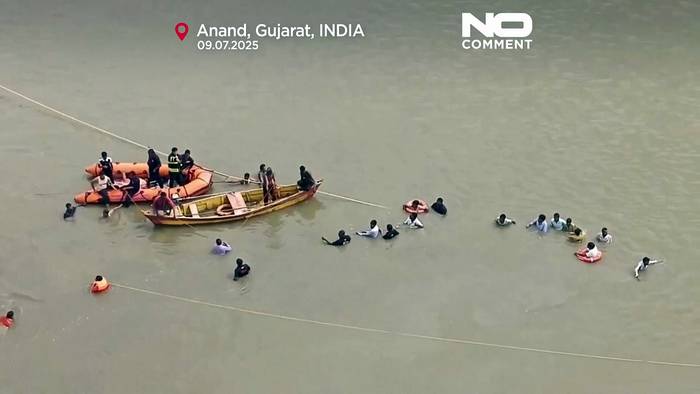 Video: Mehrere Tote nach Brückeneinsturz in Indien: Fahrzeuge stürzen in Fluss