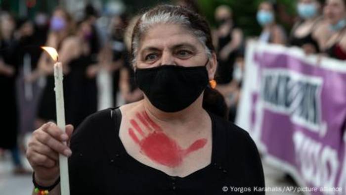 Video: Immer mehr ältere Frauen in Griechenland erleben Gewalt