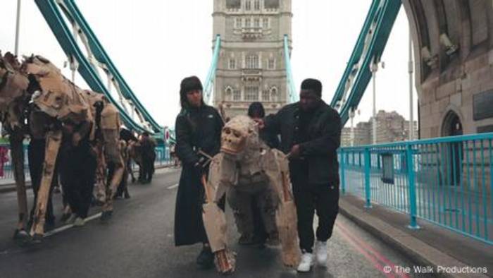 Video: Wilde Tiere auf der Flucht? Die Kunstaktion „The Herds“