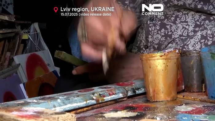 Video: Ukrainischer Künstler malt Ikonen auf Munitionskisten zur Stärkung der Soldatenmoral