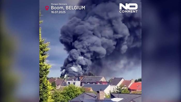 News video: WATCH: Feuer zerstört Hauptbühne auf dem belgischen Tomorrowland-Festival