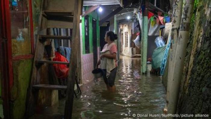 Video: Jakarta: Eine Stadt versucht sich über Wasser zu halten