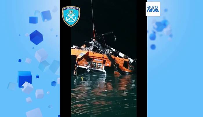 Video: Enormer Waldbrand bei Korinth in Griechenland - Löschhubschrauber stürzt ins Meer