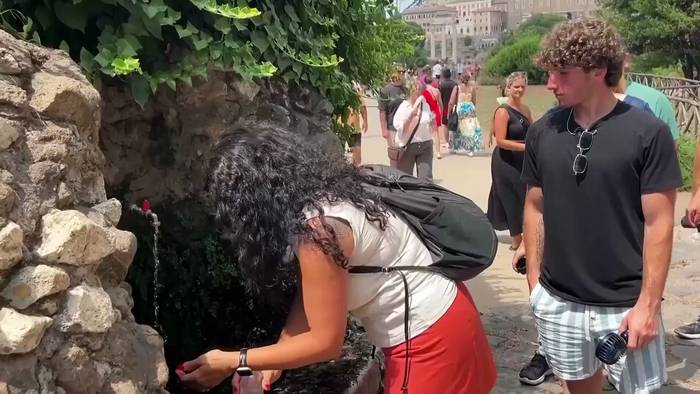 Video: Rom leidet unter extremer Hitze: Touristen und Guides kämpfen mit hohen Temperaturen