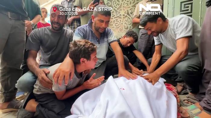 Video: Trauernder Gaza-Junge weint um Vater, der nahe Hilfsstelle getötet wurde