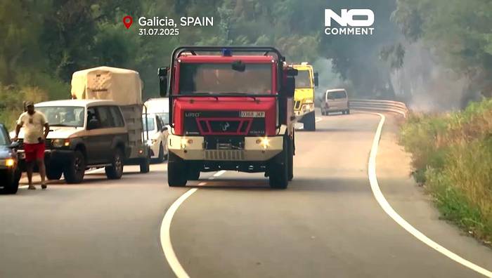 News video: Mehr als 200 Hektar verbrannt: Bewohner wegen Waldbrand in Galicien evakuiert