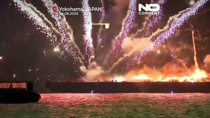 Video: Zwei Feuerwerksboote fangen beim Yokohama-Festival Feuer