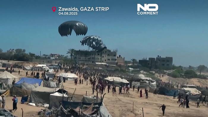 Video: Menschenmengen drängen sich um fallende Hilfsgüter in Gaza