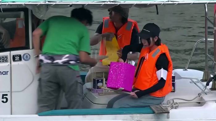 Video: Laternen auf Hiroshima-Fluss zu Ehren der Atombombenopfer freigelassen