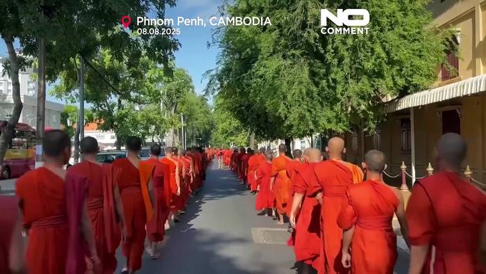 News video: Kambodschanische Mönche ehren Soldaten, die bei Grenzkonflikten mit Thailand getötet wurden
