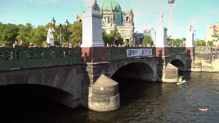Video: Berliner demonstrieren im Spree, um Aufhebung des Verbots von 1925 zu fordern