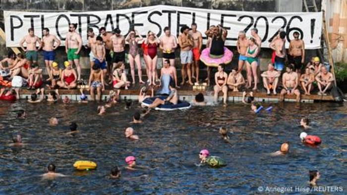 News video: Berlin: Aktivisten schwimmen gegen Badeverbot in der Spree
