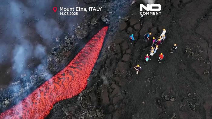 News video: SEHEN: Neuer Ausbruch des Ätna schickt Lava die Hänge hinunter