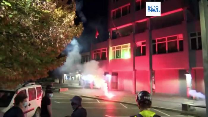 News video: Gewaltsame Zusammenstöße in Serbien: Polizei nimmt 56 vermummte Demonstranten fest