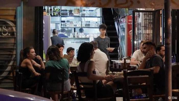 Video: Griechische Gastlichkeit im traditionellen Kafenion