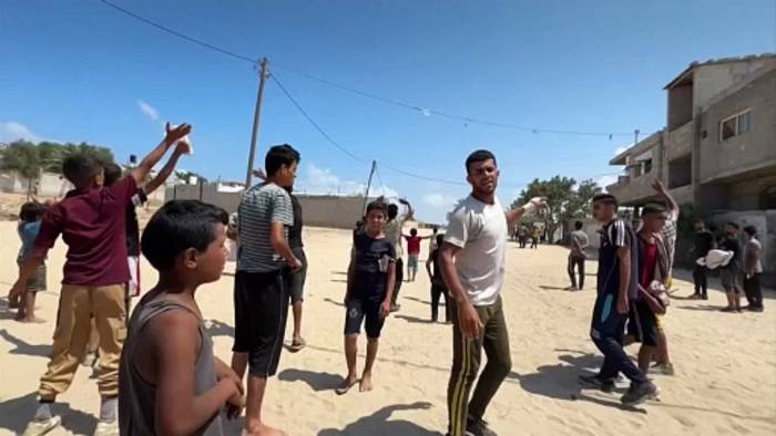 News video: Kinder kämpfen um knappes Essen, da Hilfe in Gaza unzureichend ist