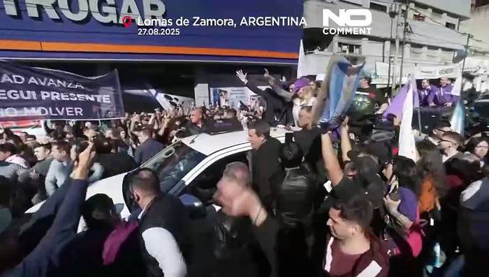 News video: Steine auf Argentiniens Präsident Milei bei Kundgebung in Buenos Aires geworfen