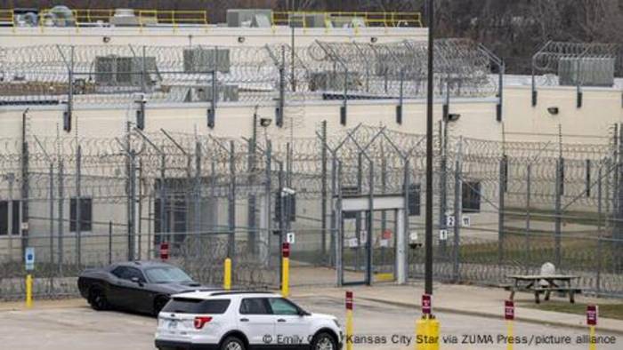 News video: USA: Wie ein Abschiebe-Gefängnis eine Gemeinde spaltet