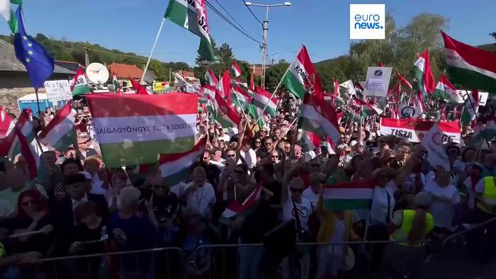 News video: Vor den Wahlen 2026 in Ungarn: Orbán und Magyar starten Wahlkampf im gleichen Dorf