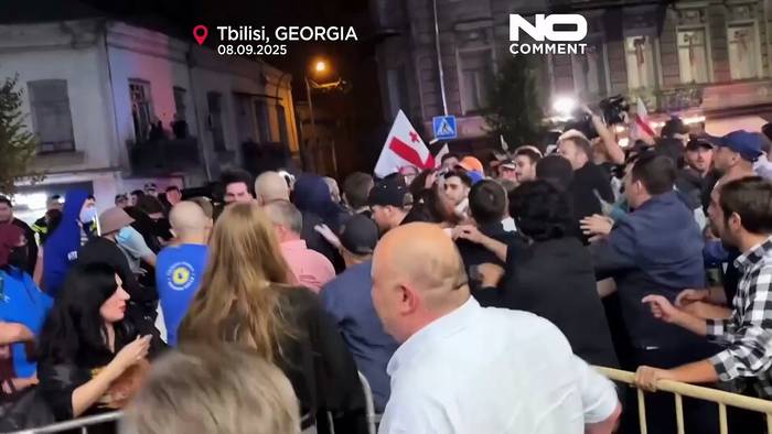 Video: Zusammenstöße in Tiflis: Anhänger der Regierungspartei attackieren Oppositionskundgebung