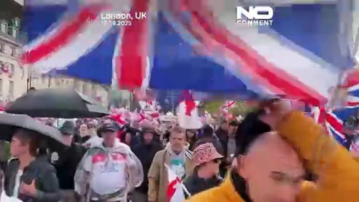 Video: Tommy Robinson Kundgebung in London zieht 110.000 an und endet in Zusammenstößen