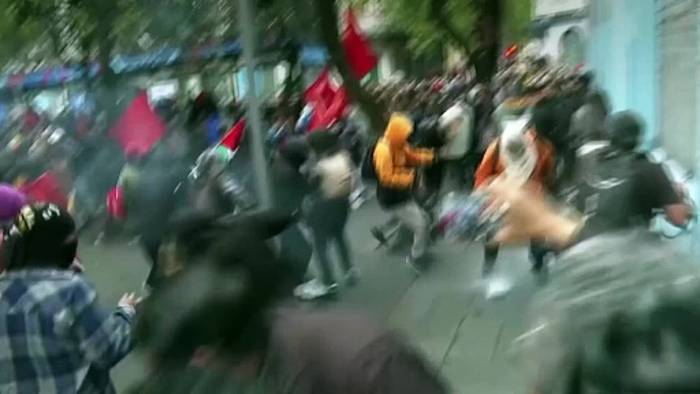News video: Demonstranten und Polizei prallen in Quito wegen Kürzung der Treibstoffsubventionen aufeinander