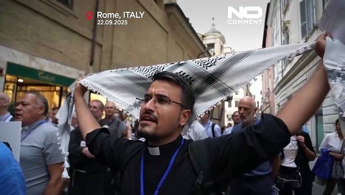 Video: Priester in Rom marschieren zum Parlament aus Solidarität mit Palästinensern