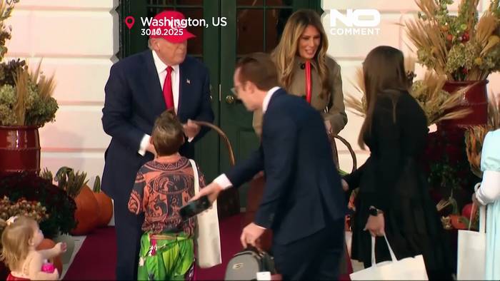 News video: Trump und First Lady verteilen bei der Halloween-Feier im Weißen Haus Süßigkeiten