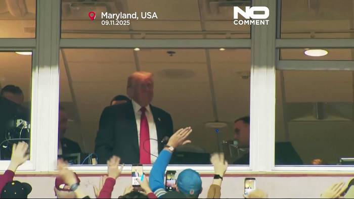Video: Bejubelt und ausgebuht: Trump erster amtierender US-Präsident bei Regular-Season-NFL-Spiel seit 1978