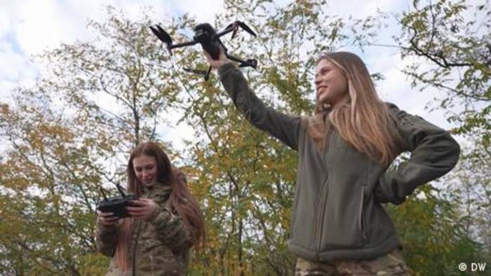 Video: Yana und Nastya - zwei Schwestern an der Front