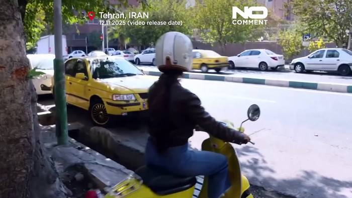 Video: Immer mehr Frauen fahren in Teheran Motorrad und loten Irans rechtliche Grenzen aus