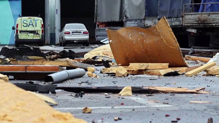 News video: Russische Drohnen greifen Charkiw an, beschädigen Häuser, verletzen zwei Menschen