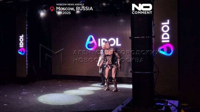 News video: Russlands erster humanoider KI-Roboter AIDOL bricht beim Bühnendebüt zusammen